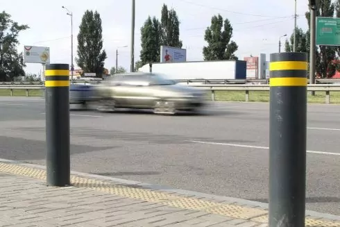 Фото. На Большой кольцевой установили первые защитные столбики на остановке общественного транспорта