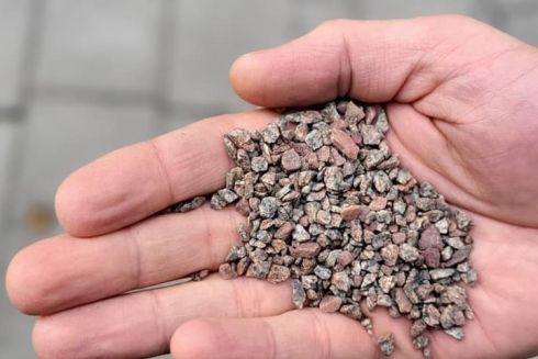 Цього року доріжки у київських парках і скверах замість солі посипатимуть гранітною крихтою