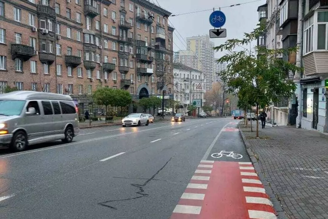 Фото. На Сечевых Стрельцов нанесли новую разметку и обустроили велосипедные полосы