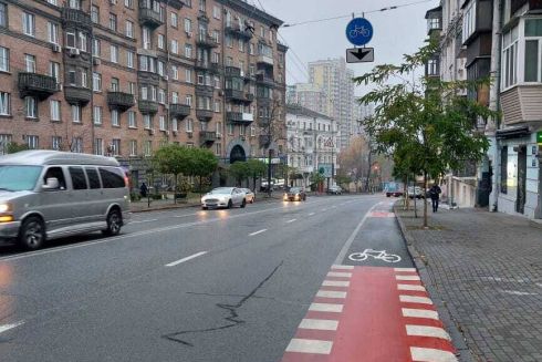 Фото. На Сечевых Стрельцов нанесли новую разметку и обустроили велосипедные полосы