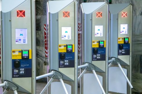 На станції метро Дружби народів встановлюють нові турнікети