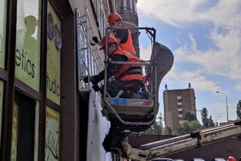 На Святошині &ldquo;Київреклама&rdquo; демонтувала незаконні рекламні вивіски з ТЦ: фото