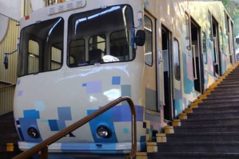 Кияни просять перекрити вікна станції фунікулера захисною сіткою &mdash; петиція