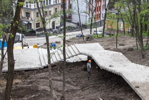 Під час реконструкції сходів біля Пейзажки посадовець розтратив 1,4 мільйона гривень