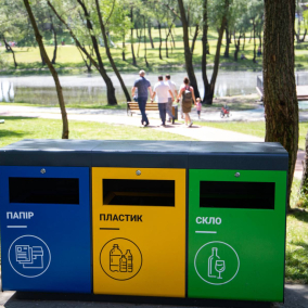 В киевских парках устанавливают контейнеры для сортировки мусора