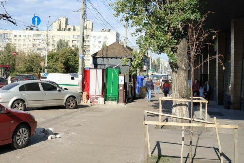 Біля "Либідської" демонтують МАФи