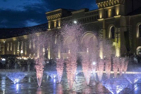 Фото. На Арсенальной площади открыли общественное пространство с новым фонтаном