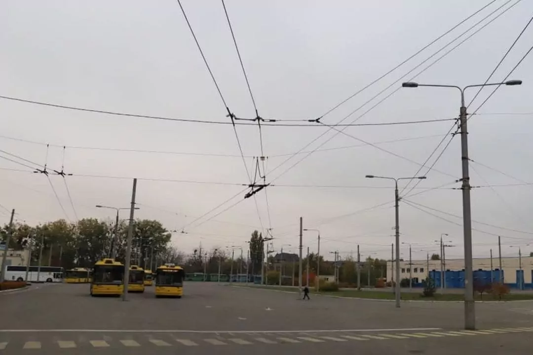 У Києві відновлюють контактну мережу, пошкоджену бойовими діями: після цього запрацює низка тролейбусних маршрутів