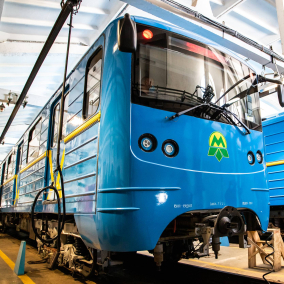 На синей ветке метро запустят обновленный поезд с подсветкой карт маршрута