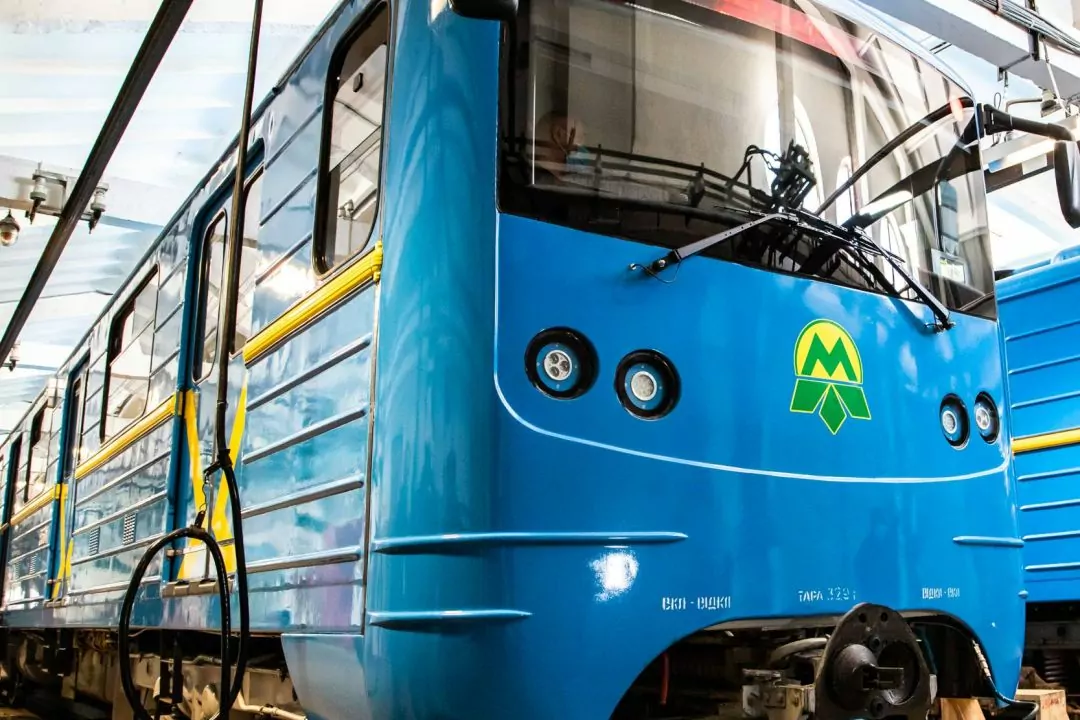На синій гілці метро запустять оновлений потяг із підсвіченням карт маршруту