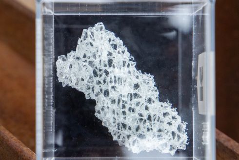 Фрагмент "мосту Кличка", який витримав влучання ракети, продадуть на аукціоні