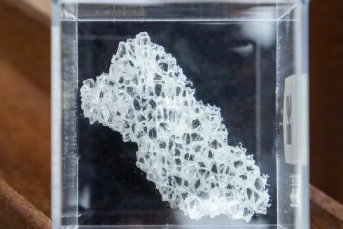 Выдержавший попадание ракеты фрагмент "моста Кличко" продадут на аукционе