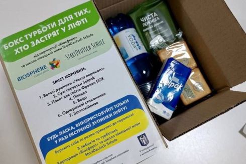 У київських багатоповерхівках розмістять 5000 боксів з водою та печивом на випадок блокування у ліфтах