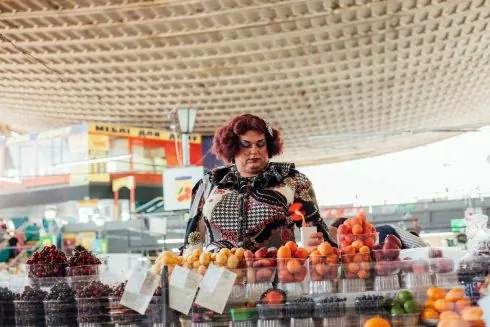 Видео дня: артисты исполняют оперу на Житнем рынке