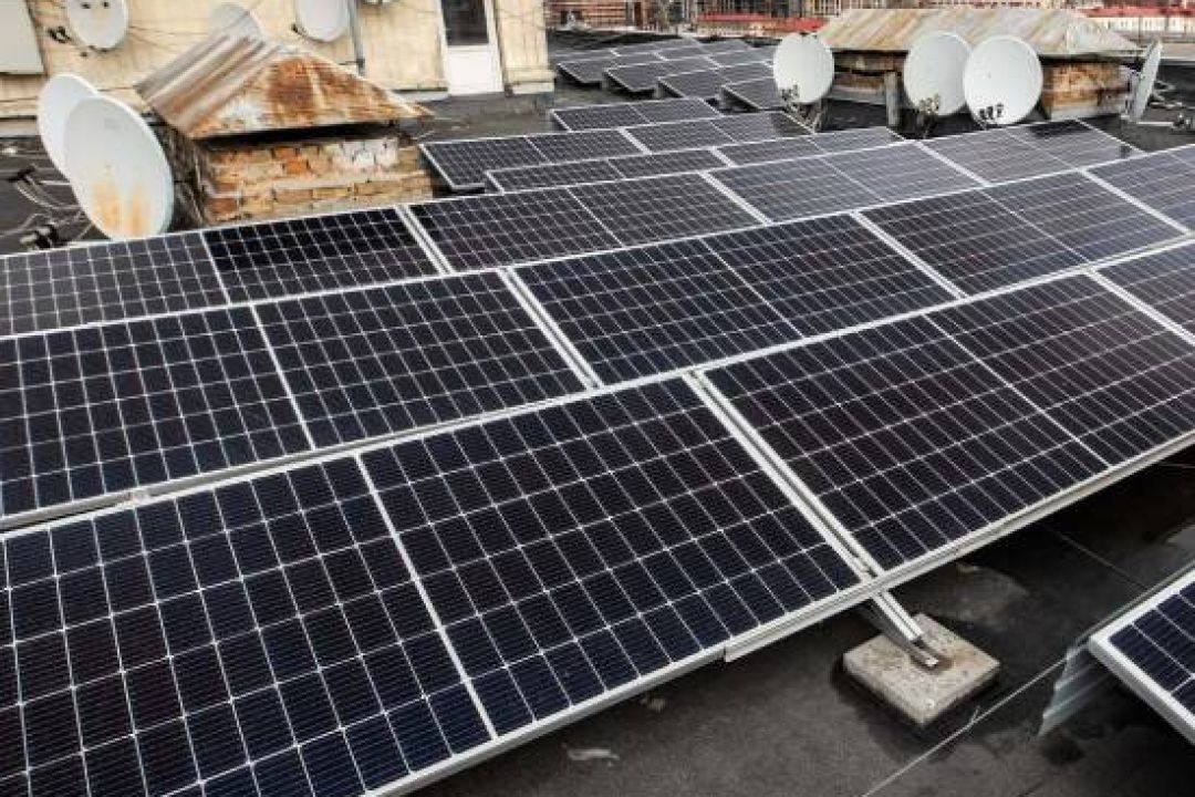 Сонячні панелі встановлять на всіх громадських будівлях в Україні