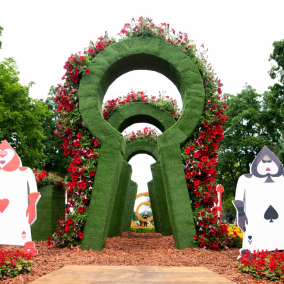 В Киеве открыли цветочную выставку, посвященную «Алисе в стране чудес»