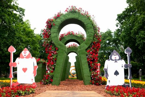 В Киеве открыли цветочную выставку, посвященную «Алисе в стране чудес»