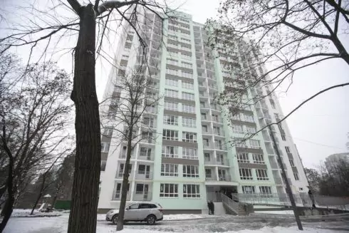 До і після: у Святошинському районі завершили ремонт багатоповерхівки, що постраждала від ракетних обстрілів