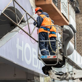 У центрі Києва та на Троєщині демонтують незаконні вивіски: адреси