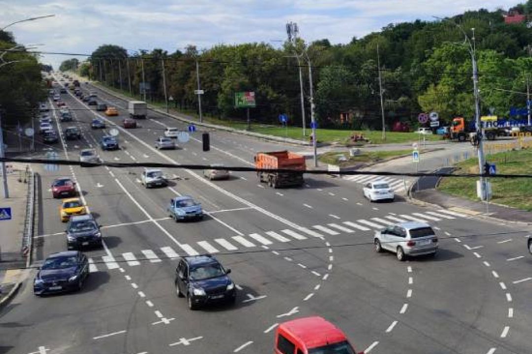 У Києві облаштували новий безбар’єрний наземний пішохідний перехід: фото