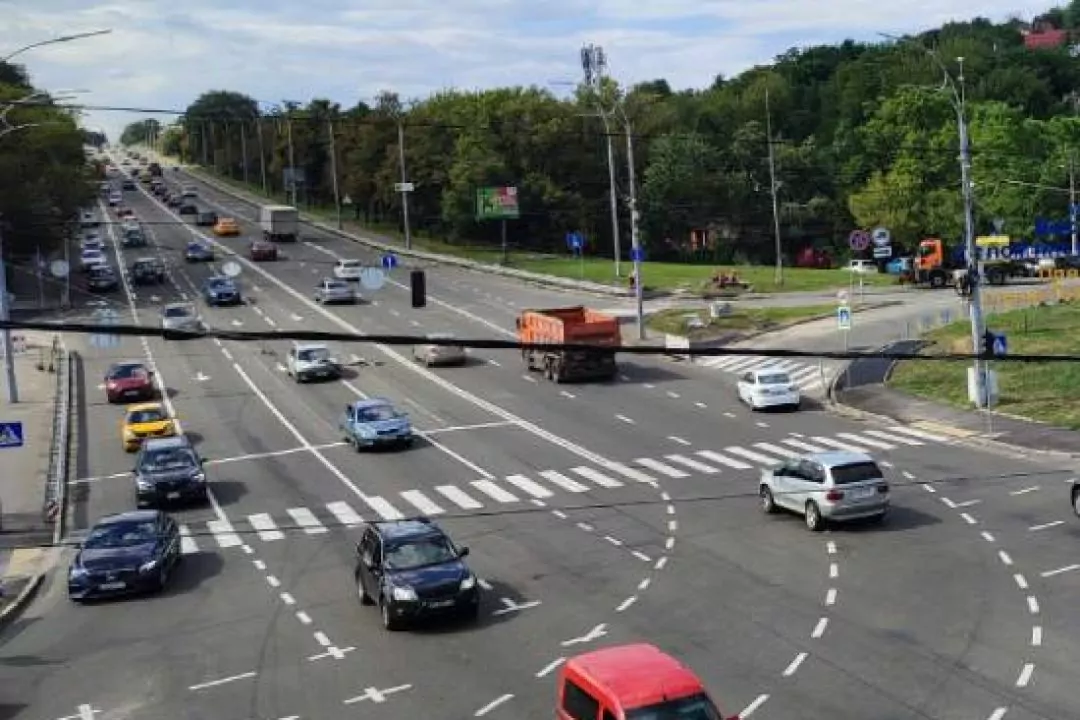 У Києві облаштували новий безбар&rsquo;єрний наземний пішохідний перехід: фото
