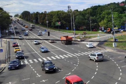 У Києві облаштували новий безбар’єрний наземний пішохідний перехід: фото