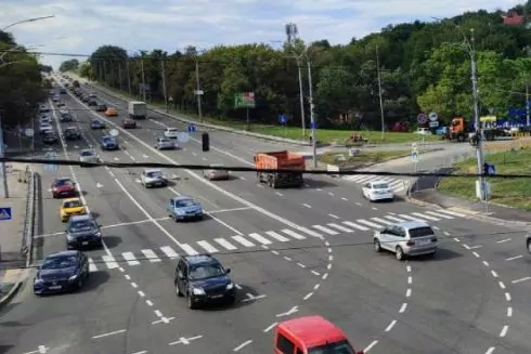 У Києві облаштували новий безбар&rsquo;єрний наземний пішохідний перехід: фото