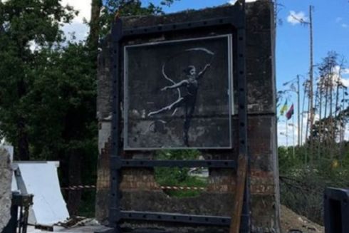 В Ирпене демонтировали кусок стены с граффити Бэнкси: фото