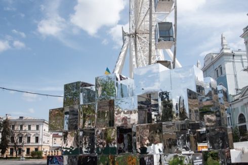 На Подоле установили артобъект в виде зеркального куба: фото