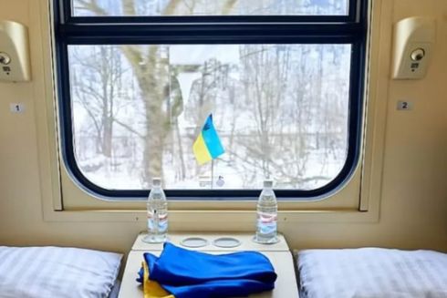 Українці просять запровадити окремі вагони для жінок та чоловіків у потягах “Укрзалізниці”