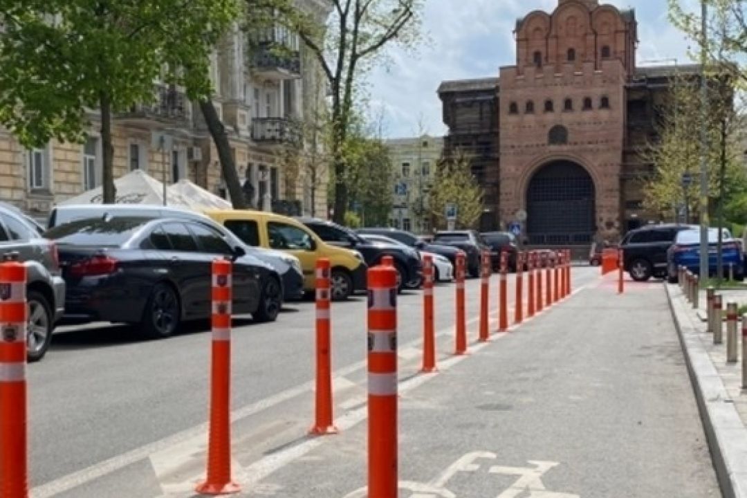 На Золотоворітській відокремили велодоріжку стовпцями-делініаторами після скарг на паркування автівок