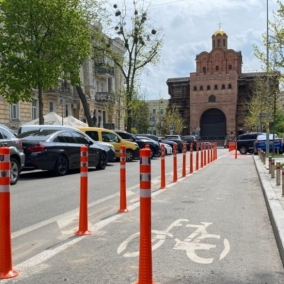 На Золотоворотской отделили велодорожку столбцами-делиниаторами после жалоб на парковку автомобилей
