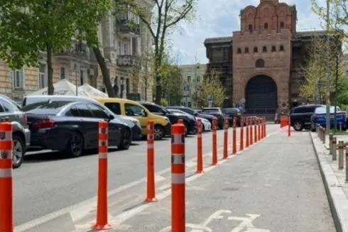 На Золотоворотской отделили велодорожку столбцами-делиниаторами после жалоб на парковку автомобилей