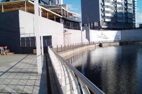 Киевляне призывают демонтировать забор на набережной возле ЖК RiverStone