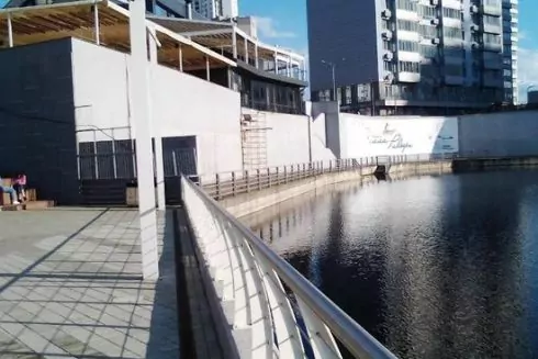 Киевляне призывают демонтировать забор на набережной возле ЖК RiverStone