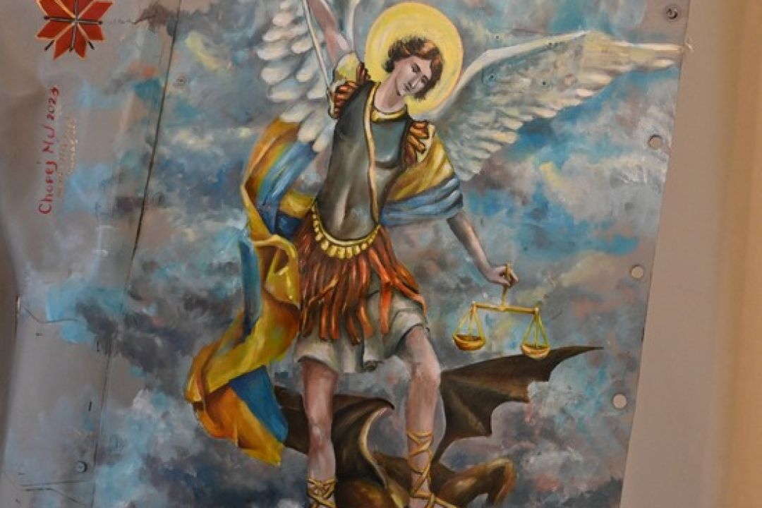 В Киеве открылась выставка картин на остатках ракет, которыми оккупанты бомбили область