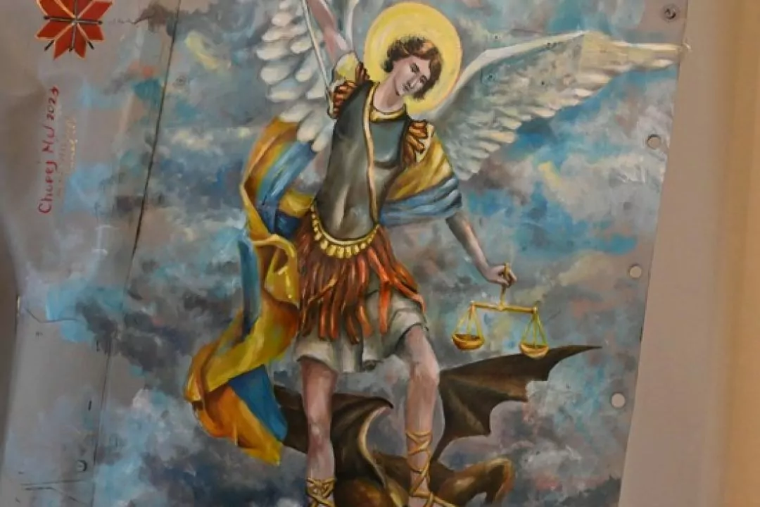 У Києві відкрилася виставка картин на рештках ракет, якими окупанти бомбили область