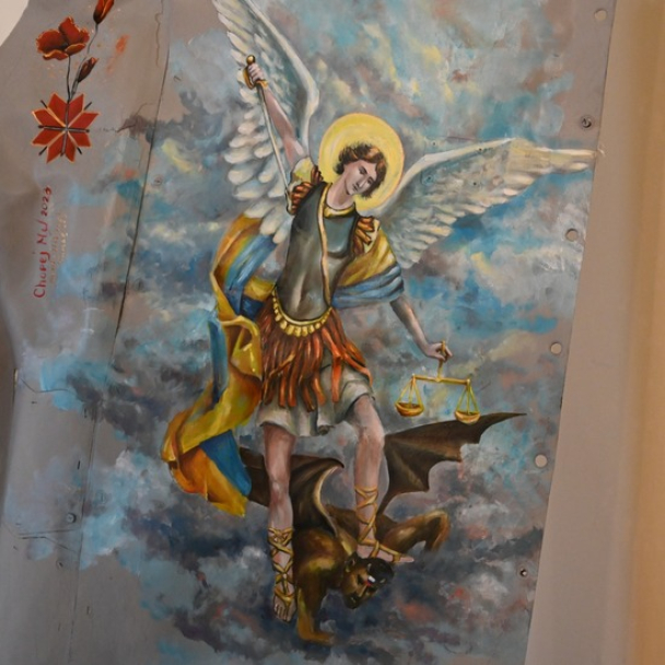 У Києві відкрилася виставка картин на рештках ракет, якими окупанти бомбили область