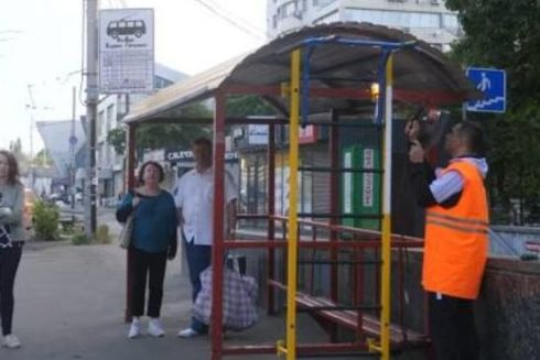 Коммунальщики срезали тренажер со "спортивной" остановки на Шулявке