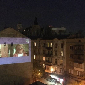 Фильм фестиваля Docudays показали на стене дома в Киеве