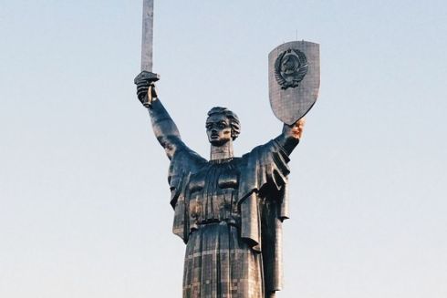 Стало известно, сколько будет стоить замена советского герба на трезубец на щите Родины-Матери