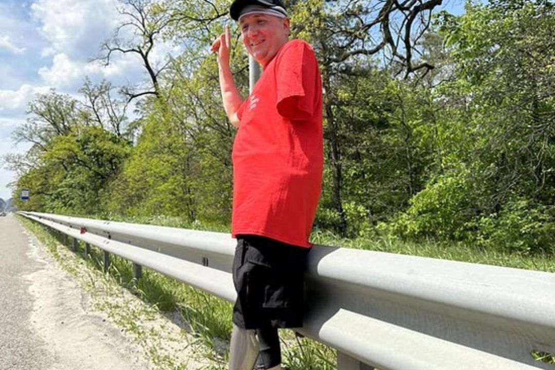 Два ветерана на протезах идут из Киева и Житомира навстречу, чтобы собрать деньги для киевского госпиталя