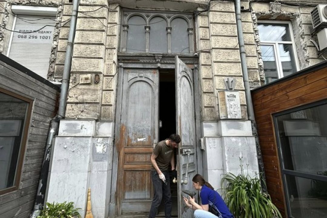 Активисты отреставрируют в Киеве старинную дверь, которой занимался погибший на войне Сергей Миронов. Как помочь