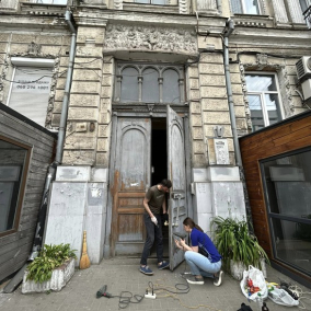 Активисты отреставрируют в Киеве старинную дверь, которой занимался погибший на войне Сергей Миронов. Как помочь