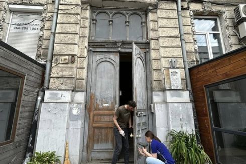 Активисты отреставрируют в Киеве старинную дверь, которой занимался погибший на войне Сергей Миронов. Как помочь