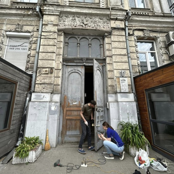 Активисты отреставрируют в Киеве старинную дверь, которой занимался погибший на войне Сергей Миронов. Как помочь