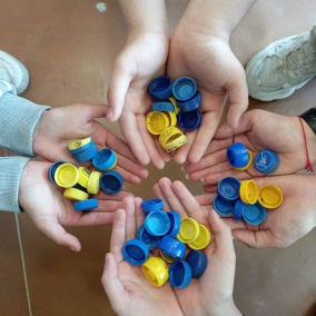 Українці збирають пластикові кришечки, щоб придбати військовим безпілотники