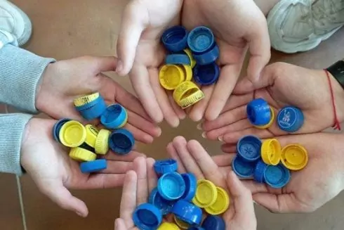 Украинцы собирают пластиковые крышечки, чтобы приобрести военным беспилотники