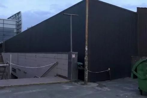 Возле &laquo;Житомирской&raquo; установили МАФы, заграждающие проход к метро