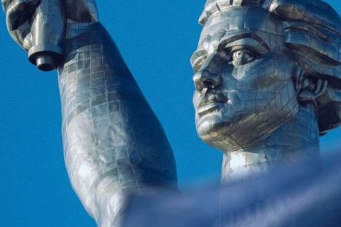 Тризуб на "Батьківщині-матері" буде більший за радянський герб: роботи з його підняття вже почалися